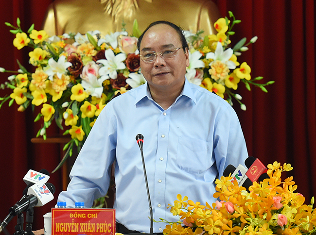 ນາຍົກລັດຖະມົນຕີຫງວຽນຊວນຟຸກເຮັດວຽກຢູ່ແຂວງຫວີງລອງ